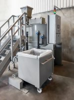 Sludge storage and dewatering tank
