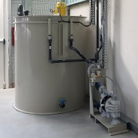 Storage of waste water from emptying a scrubber-dryer for a workshop