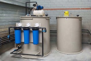 Clear water tank equipped with a micro filtration set