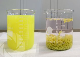 Rinsing water for penetrant testing bench