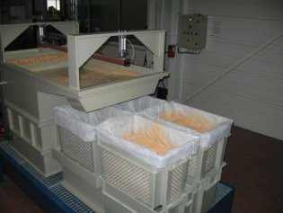 Paint booth skimmer and dehydration of the sludge through filtration