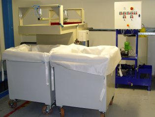 Paint booth skimmer for the extraction of pain sludge