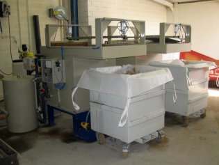 Paint booth skimmer and dehydration of the sludge through filtration