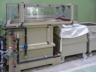 Paint booth skimmer and dehydration of the sludge through filtration