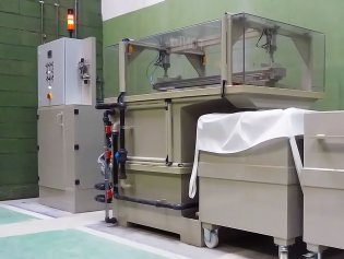 Paint booth skimmer allowing the treatment of the water curtain and the extraction of paint sludge