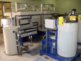 Skimming unit for the treatment of water from paint booths