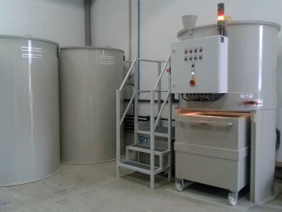 Waste water treatment unit for the washing and rinsing water used in the cleaning process