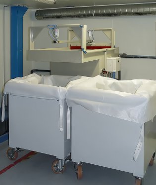 Skimming unit for the treatment of water from paint booths