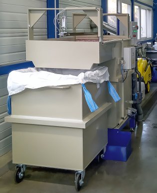 Paint booth skimmer for the extraction of pain sludge