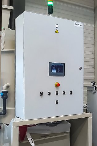 Control panel integrated to the water-recycling unit
